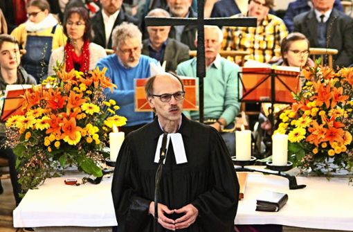 Heinz-Werner Neudorfer ist auch  weiterhin ordinierter Pfarrer und darf predigen, taufen und das Abendmahl feiern. Foto: Frank Wittmer