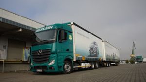 Gigaliner - Daimler will sie auch in Baden-Württemberg auf die Straßen bringen Foto: StN
