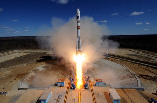 Die Rakete Sojus 2.1a hebt unter den Augen des russischen Präsidenten Wladimir Putin vom Kosmodrom Wostotschny ab. Foto: AFP / POOL