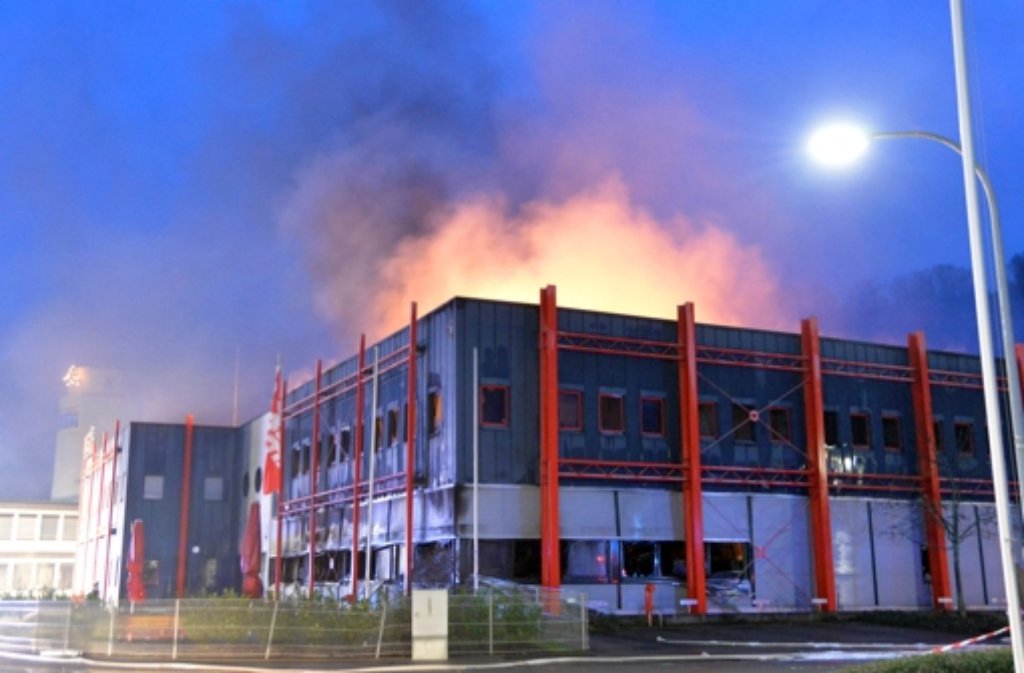 In Niedernhall muss die Feuerwehr mit einem Großaufgebot ausrücken. Die Firma Würth steht stundenlang in Flammen.