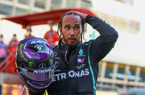 Lewis Hamilton hat sich mit dem Corona-Virus infiziert und muss mindestens ein Rennen pausieren. Foto: AFP/Bryn Lennon