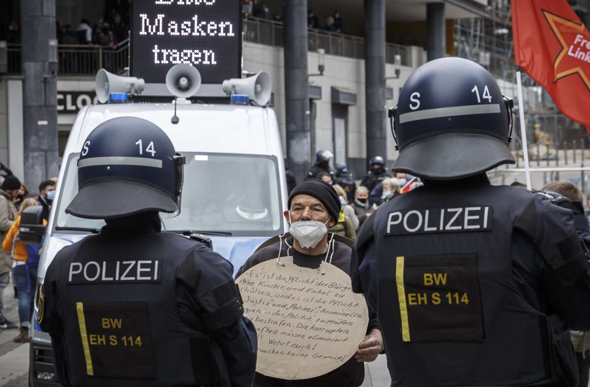 Rückenkennung von Polizisten: bereits heute identifizierbar. Foto: Lichtgut/Julian Rettig