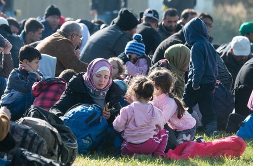 Warten vor einer Notunterkunft: Flüchtlinge in Deutschland Foto: dpa