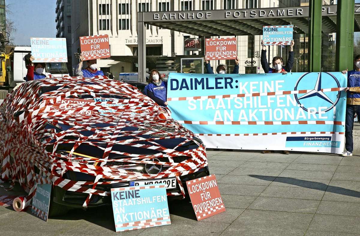 In Berlin protestierten Daimler-Kritiker gegen die Anhebung der Dividende. Foto: dpa/Wolfgang Kumm