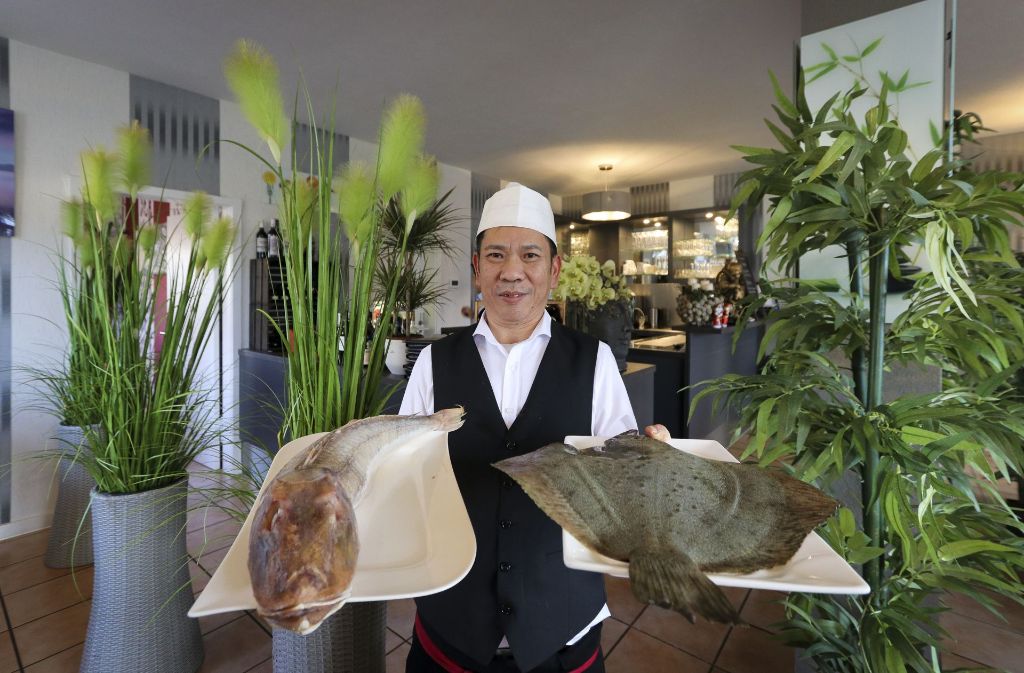 Restaurant-Chef San Tran Thi legt großen Wert auf Frische und hat zum Beispiel immer fangfrischen Fisch im Haus.