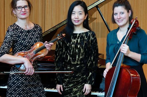 Kammermusikabend im Odeon mit (von links): Katja Rohde-Paulich (Violine), Albertina Song (Klavier) und Lisa Wohlfarth (Cello). Foto: SMTT