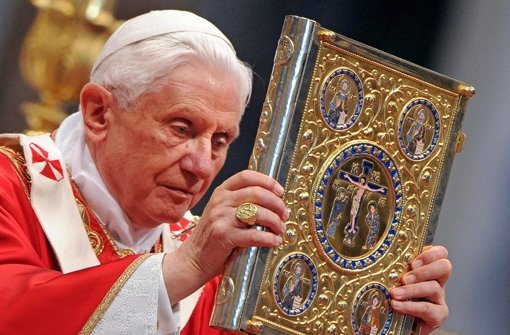 Papst Benedikt XVI. mit einer Prachtbibel  während eines Gottesdienstes im Petersdom in Rom (Juni, 2010). Foto:  