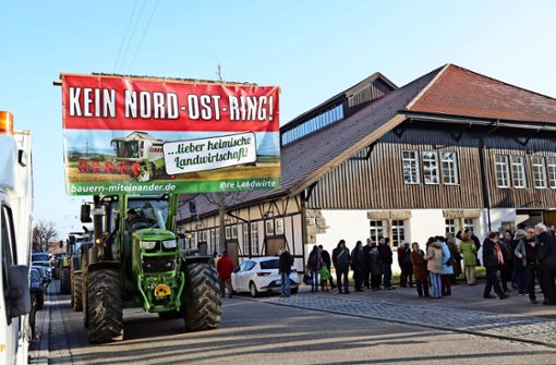 Mit Bannern gegen den Nord-Ost-Ring: Landwirte vor der Alten Kelter. Foto: Patricia Sigerist