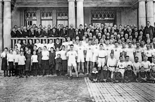 Die Männer posierten bei der 80-Jahr-Feier der Turnerschaft im adretten Vereinsdress vor dem Mörikegymnasium. Die Frauen und Mädchen trugen Kleider und Röcke. Foto: privat