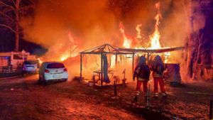 Wohnwagen brennen auf Campingplatz