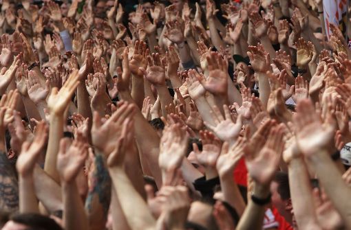 Viele Hände für den VfB Stuttgart beim Auswärtsspiel gegen den TSV 1860 München. Foto: Pressefoto Baumann