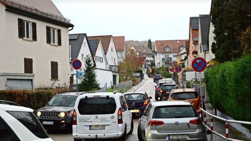 Chaotischer Verkehr in der Schillerstraße in Altbach Foto: /Philipp Braitinger