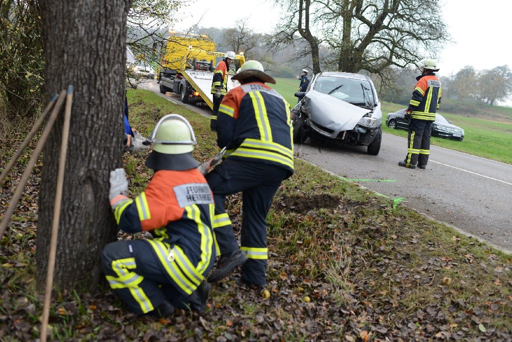 Ein 78-Jähriger kommt auf der B28 zwischen Jettingen und Herrenberg mit seinem Opel Zafira von der Straße ab und fährt frontal vor einen Baum. Der Mann und seine 78-jährige Beifahrerin werden schwerverletzt.