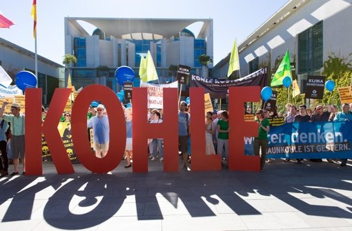 Die Lobbyorganisation „Campact“ organisiert immer wieder politische Aktionen in Berlin wie hier vor dem Kanzleramt gegen die Kohle. Foto: dpa