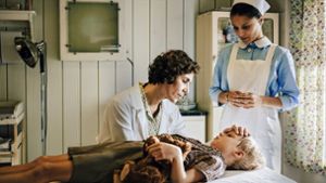Ingeborg Rapoport (Nina Kunzendorf) mit kleinem Patienten. Foto: ARD/Stanislav Honzik