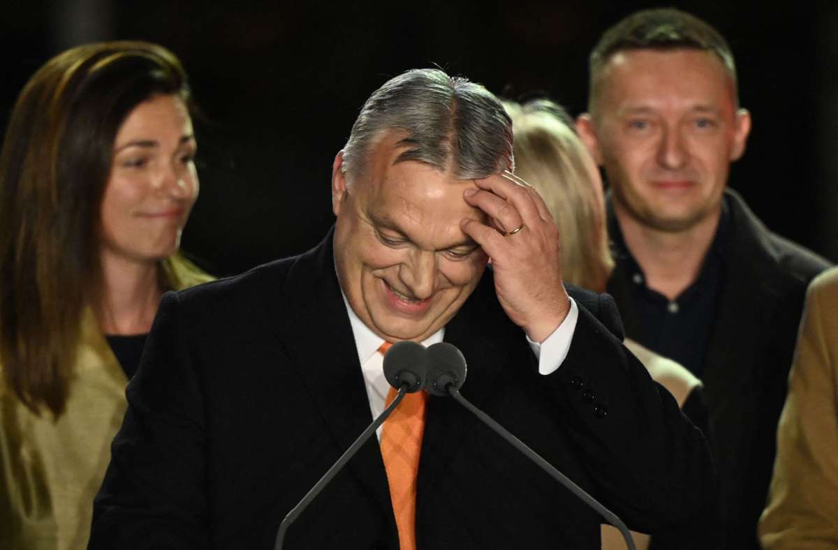 Konnte sein gutes Wahlergebnis selbst kaum fassen: Ungarns Ministerpräsident Viktor Orban. Foto: AFP/ATTILA KISBENEDEK