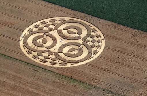 Gibt Rätsel auf: der Kornkreis in einem Weizenfeld bei Raisting. Foto: dpa