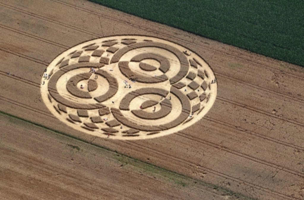 Gibt Rätsel auf: der Kornkreis in einem Weizenfeld bei Raisting.