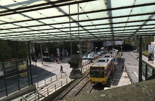 Die Stadtbahnhaltestelle am Wilhelmsplatz in Bad Cannstatt soll Bahnsteige erhalten, an denen künftig 80-Meter-Züge halten können. Foto: Annina Baur