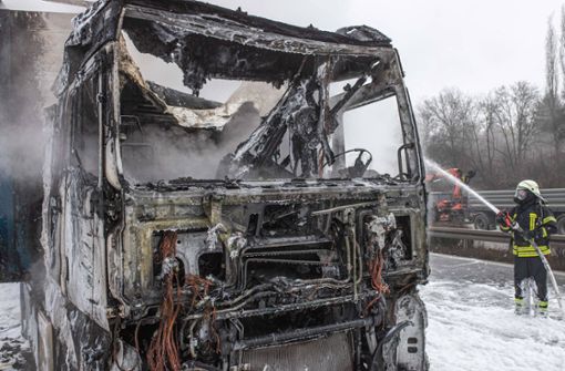 Auf der B 14 Richtung Stuttgart ist ein Lastwagen ausgebrannt. Foto: 7aktuell.de/Simon Adomat