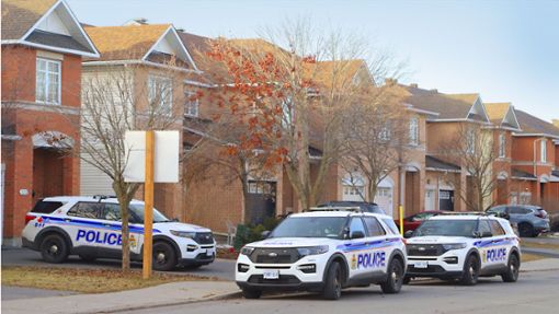 Polizeiautos vor dem Wohnhaus in Ottawa, in dem die sechs Personen starben. Foto: dpa/Patrick Doyle