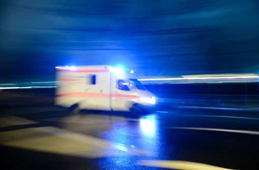 Ein Krankenwagen brachte den bewusstlosen Mann in Fellbach ins Krankenhaus (Symbolbild). Foto: dpa