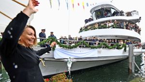 Auch ein Pflichttermin für eine OB in Überlingen: Sabine Becker bei der Taufe eines neuen Fahrgastschiffes Foto: dpa