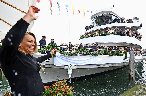 Auch ein Pflichttermin für eine OB in Überlingen: Sabine Becker bei der Taufe eines neuen Fahrgastschiffes Foto: dpa