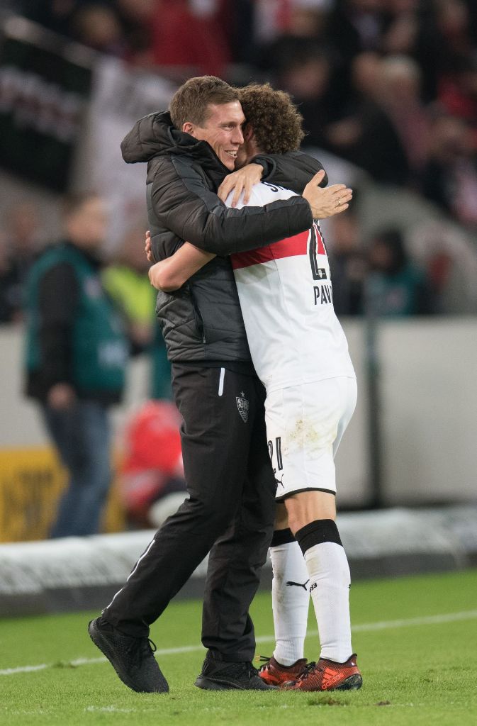 VfB-Trainer Hannes Wolf umarmt seinen Spieler Benjamin Pavard, der sich für das zweite Tor verantwortlich zeigte.