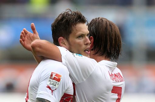 Daniel Ginczek (links) und Martin Harnik als sie noch gemeinsam für den VfB Stuttgart spielten. Harnik spielt mittlerweile beim kommenden Gegner Hannover 96. Foto: Pressefoto Baumann