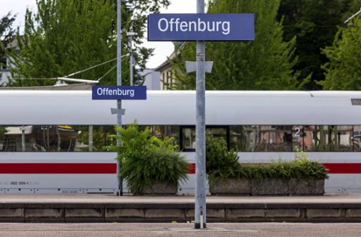 Am Offenburger Bahnhof soll die Frau vor dem Verschwinden ein Handy von einem Mann ausgeliehen haben (Archivbild). Foto: imago/Arnulf Hettrich/Arnulf Hettrich