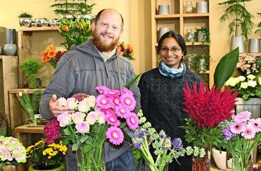 Das Ehepaar Ruben und Sarwat Schlumpberger von Blumen Alberth in Möhringen ist gut auf den Muttertag vorbereitet Foto: Caroline Holowieck/i