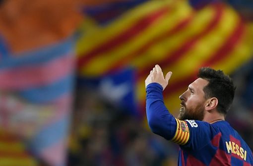 Lionel Messi hält die Hand hoch – und gerne auch auf. Foto: AFP/Lluis Gene