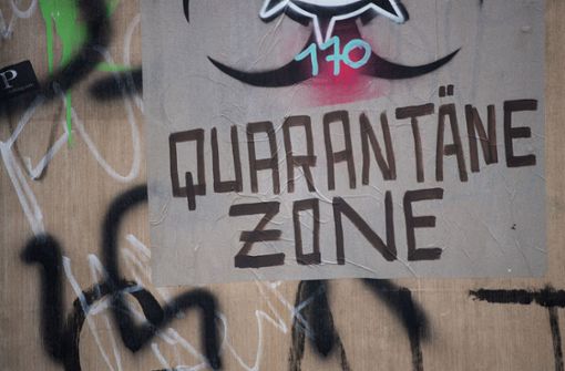 Quarantäne – wie lange soll sie für wen dauern? Darüber gibt es Streit. Foto: dpa/Marijan Murat