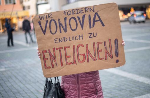 Eine Demonstrantin fordert die Enteignung von Wohnungsunternehmen. Foto: dpa