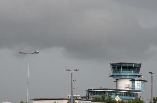 Dunkle Wolken überm Flughafen: Ein Gewitter hat am Wochenende zahlreiche Passagiere festgesetzt. Foto: 7aktuell.de/Alexander Hald