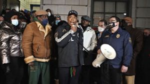 Eric Adams spricht bei einer Mahnwache für zwei ermordete Polizisten in Harlem am 22. Januar 2022. Foto: AFP