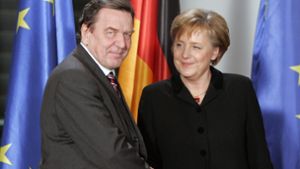 Berlin, 22. November 2005: Der bisherige Bundeskanzler Gerhard Schröder übergib das Bundeskanzleramt an die neue Kanzlerin Angela Merkel. Foto: picture alliance/dpa/Peer Grimm