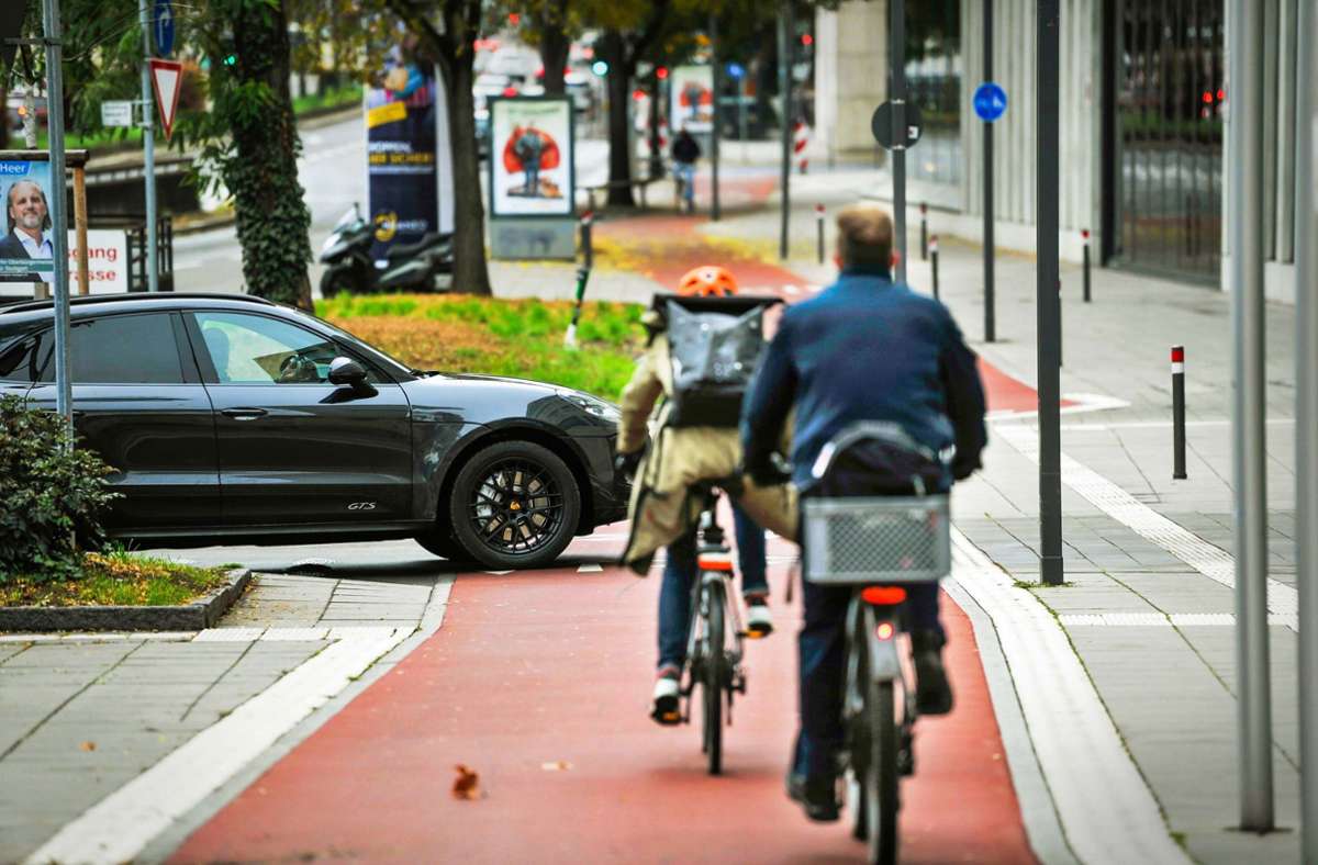 Radfahrer in der Innenstadt: Niemals auf Konfrontationskurs gehen, raten unsere Experten. Foto: Lichtgut/Max Kovalenko, Ferdinando Iannone