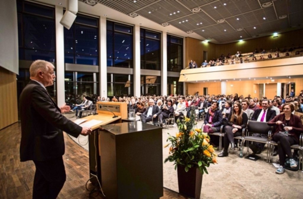 OB Fritz Kuhn begrüßt die Mitglieder des Jugendgemeinderats im Stuttgarter Rathaus Foto: Leif Piechowski