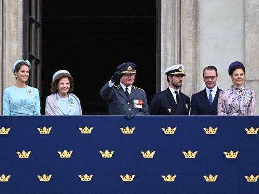 König Carl Gustaf (m.) mit Prinzessin Madeleine, Königin Silvia, Prinz Carl Philip, Prinz Daniel und Kronprinzessin Victoria. (v.l.n.r.) Foto: JONATHAN NACKSTRAND/AFP via Getty Images