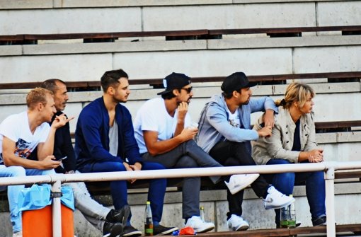 Familienausflug: Sami Khedira (Dritter von rechts) mit Bruder Rani (Zweiter von rechts), Eltern und Freunden im  Fellbacher Max-Graser-Stadion Foto: Maximilian Hamm