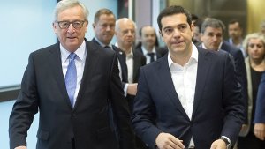 Griechenlands Premier Alexis Tsipras (rechts) und EU-Kommissionschef Jean-Claude Juncker. Foto: EPA