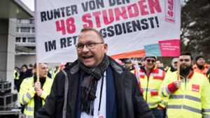 Frank Werneke, Vorsitzender der Dienstleistungsgewerkschaft Verdi, demonstriert für höhere Löhne im öffentlichen Dienst. Foto: dpa/Carsten Koall
