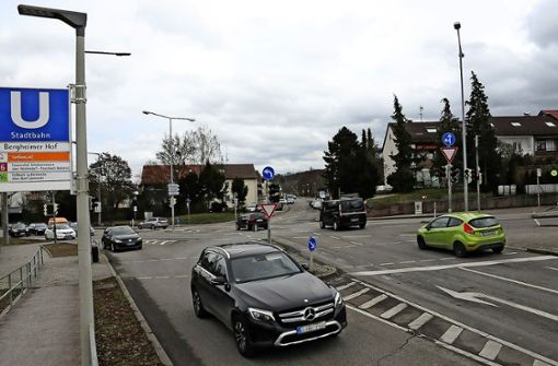 An der Kreuzung Engelberg-/Solitudestraße soll der neue Kreisverkehr entstehen. Der geplante Durchmesser des Kreisels hatte für Diskussionen gesorgt. Foto: Georg Linsenmann