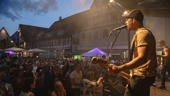 Kirchheimer Musiknacht: Menschen tanzen in der Altstadt zu Techno-Beats