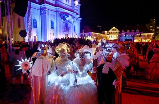 Lichterzauber, Masken, Kostüme . . . Künstler und Besucher feiern auf dem Marktplatz  eine venezianische Nacht. Foto: Werner Kuhnle