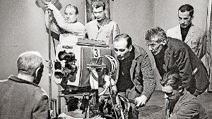 Der SDR in Stuttgart bot ihm eine Heimat: Samuel Beckett (Mitte, rechts) bei den Dreharbeiten zu „He Joe“, 1966 Foto: SWR/Hugo Jehle