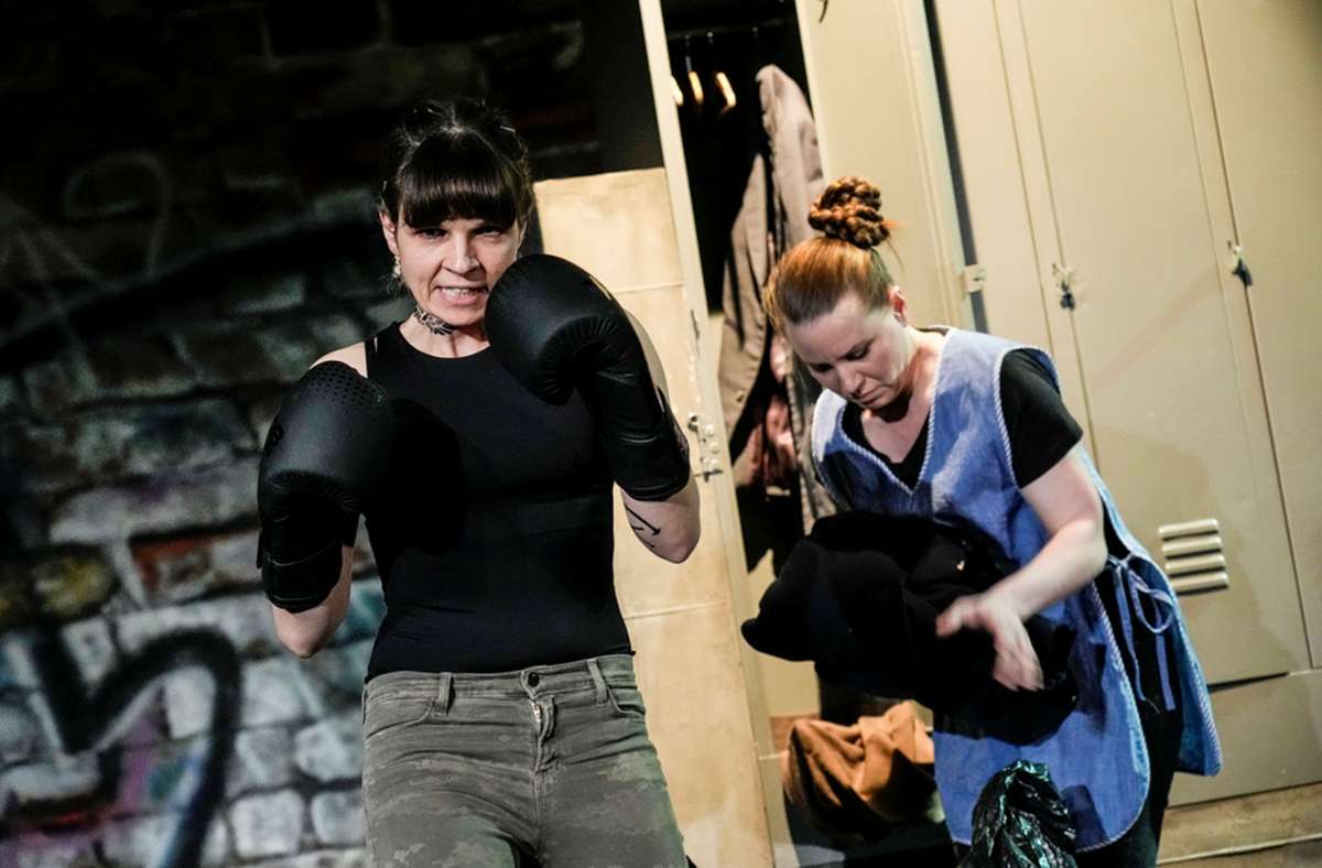 Das Stück „Kriegerin“ erzählt die Geschichte eines „Skingirls“ und ist im Rahmen der Jugendkulturwoche in Waiblingen zu sehen. Foto: WLB Esslingen
