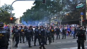 Kroatische Fußball-Fans haben auf der Theodor-Heuss-Straße Böller geworfen. Foto: Andreas Rosar Fotoagentur-Stuttgart